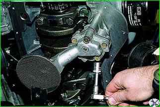 How to remove and repair a car's oil pump