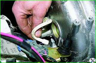 Removing the fuel pressure regulator