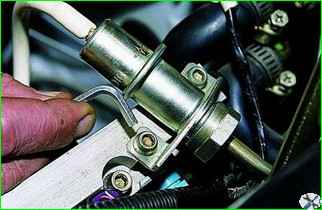 Removing the fuel pressure regulator