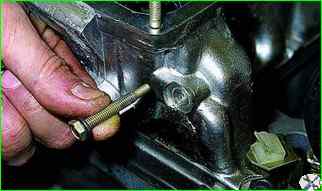 How to remove the VAZ-21214 camshaft drive chain tensioner