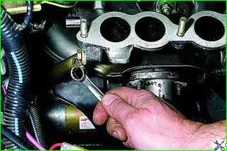 How to replace the gaskets of the intake pipes of the VAZ-21214