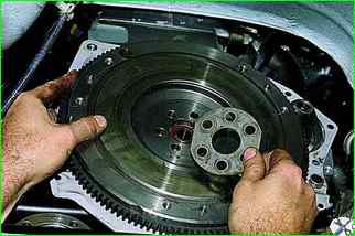 Replacing the rear crankshaft oil seal