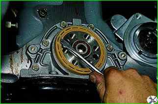 Replacing the rear crankshaft oil seal