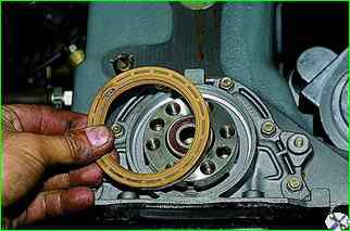 Replacing the rear crankshaft oil seal