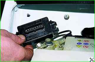 Removing the carburetor solenoid valve control unit