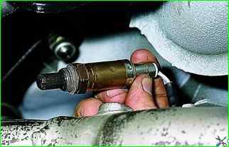 Removing the oxygen sensor