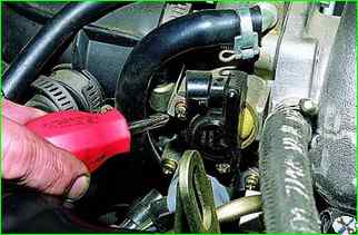 Removing the throttle position sensor