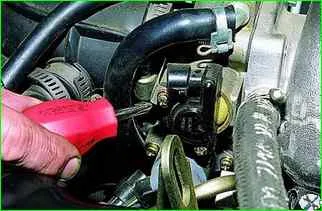 Removing the throttle position sensor