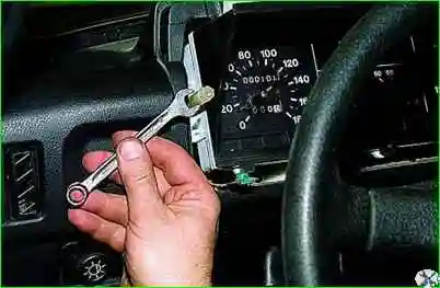 Как снять комбинацию приборов ВАЗ-2121 Как снять комбинацию приборов ВАЗ-2121