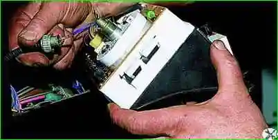 Как снять комбинацию приборов ВАЗ-2121 Как снять комбинацию приборов ВАЗ-2121