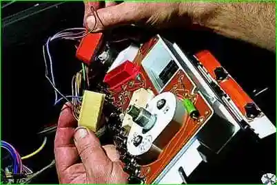 Как снять комбинацию приборов ВАЗ-2121 Как снять комбинацию приборов ВАЗ-2121