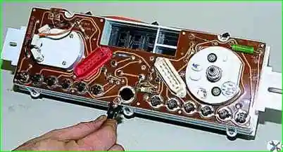 Как снять комбинацию приборов ВАЗ-2121 Как снять комбинацию приборов ВАЗ-2121