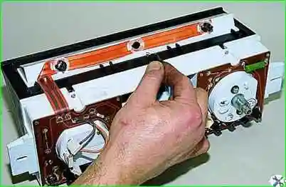 Как снять комбинацию приборов ВАЗ-2121 Как снять комбинацию приборов ВАЗ-2121