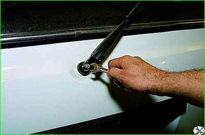 Removing the tailgate glass cleaner