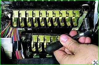 Replacing fuses, removing the fuse box