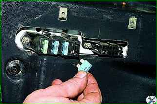 Replacing the fuses of the injection engine control system