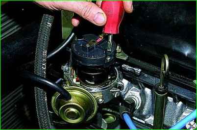 Removing the rotor of the ignition sensor-distributor