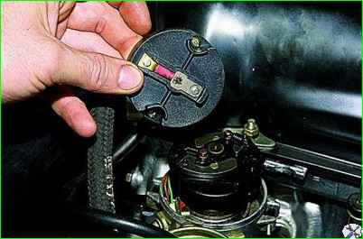 Removing the rotor of the ignition sensor-distributor