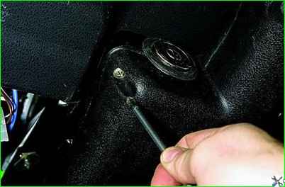 Removing the steering column three-lever switch