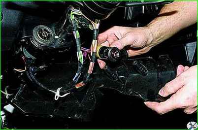 Removing the steering column three-lever switch