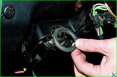 Removing the steering column three-lever switch