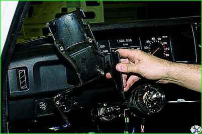 Removing the steering column three-lever switch