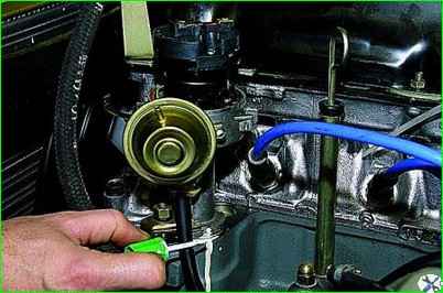 Removing the ignition distributor sensor