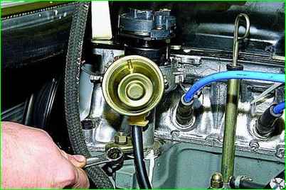 Removing the ignition distributor sensor