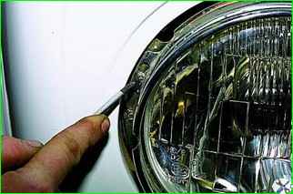 Removing and disassembling the headlight, replacing the lamp 