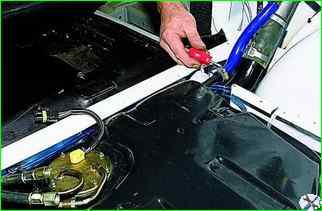 How to remove the fuel tank VAZ-21213, 21214