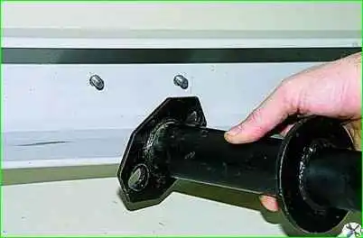 Снятие заднего бампера автомобиля Снятие заднего бампера автомобиля