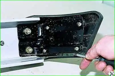 Снятие заднего бампера автомобиля Снятие заднего бампера автомобиля