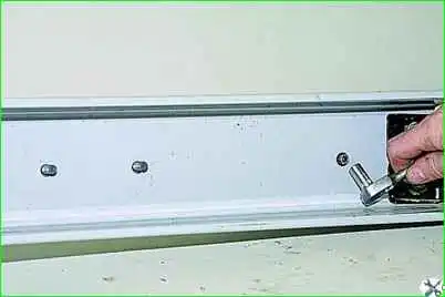 Снятие заднего бампера автомобиля Снятие заднего бампера автомобиля