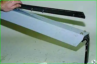 Снятие заднего бампера автомобиля Снятие заднего бампера автомобиля