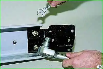 Снятие заднего бампера автомобиля Снятие заднего бампера автомобиля