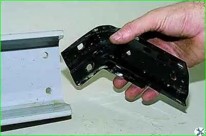 Снятие заднего бампера автомобиля Снятие заднего бампера автомобиля