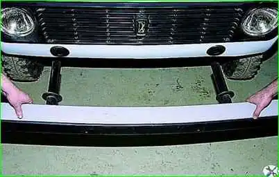 Снятие переднего бампера автомобиля Снятие переднего бампера автомобиля