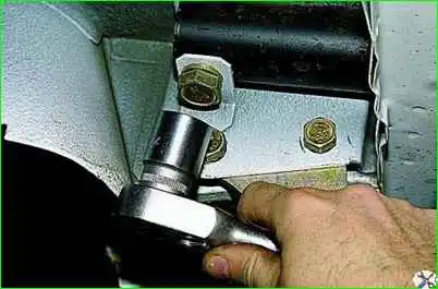 Снятие заднего бампера автомобиля Снятие заднего бампера автомобиля