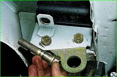 Снятие заднего бампера автомобиля Снятие заднего бампера автомобиля