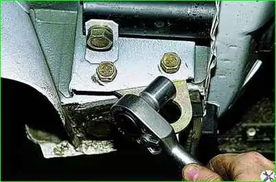 Снятие заднего бампера автомобиля Снятие заднего бампера автомобиля