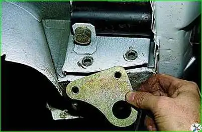 Снятие заднего бампера автомобиля Снятие заднего бампера автомобиля