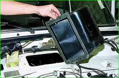 Снятие деталей отопителя автомобиля