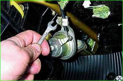 How to remove a car heater tap