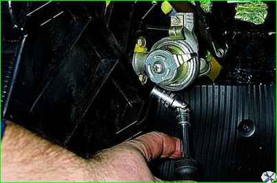 How to remove a car heater tap