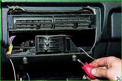 Removing the car instrument panel