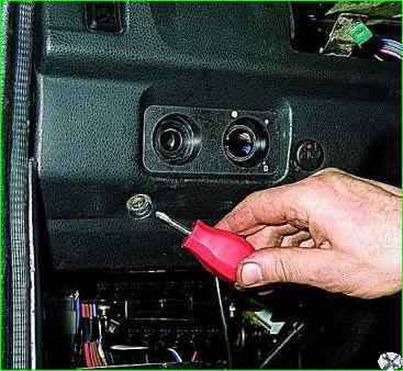 Removing the car instrument panel