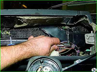 Removing the car instrument panel