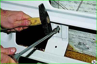 Removing the door window lifter mechanism