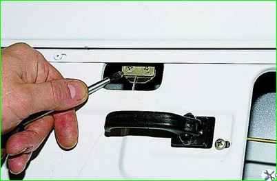 Removing the door window lifter mechanism