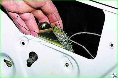 Removing the door window lifter mechanism